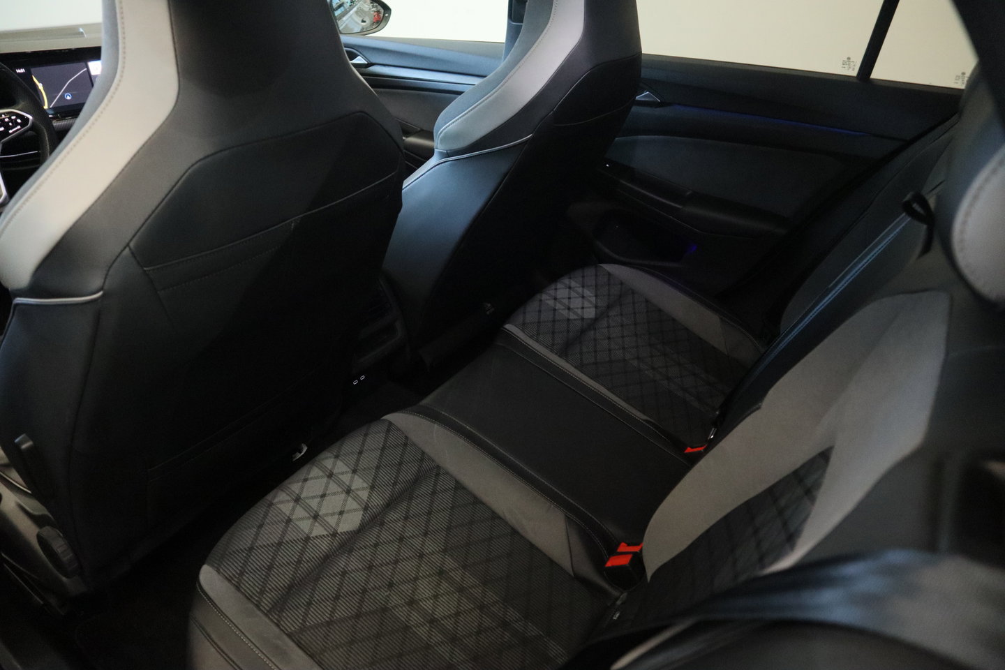 Volkswagen Golf 1.5 eTSI R-Line Business Full-led Navigatie Adaptive-Cruise 24 Maanden garantie* (Vraag naar de voorwaarden)