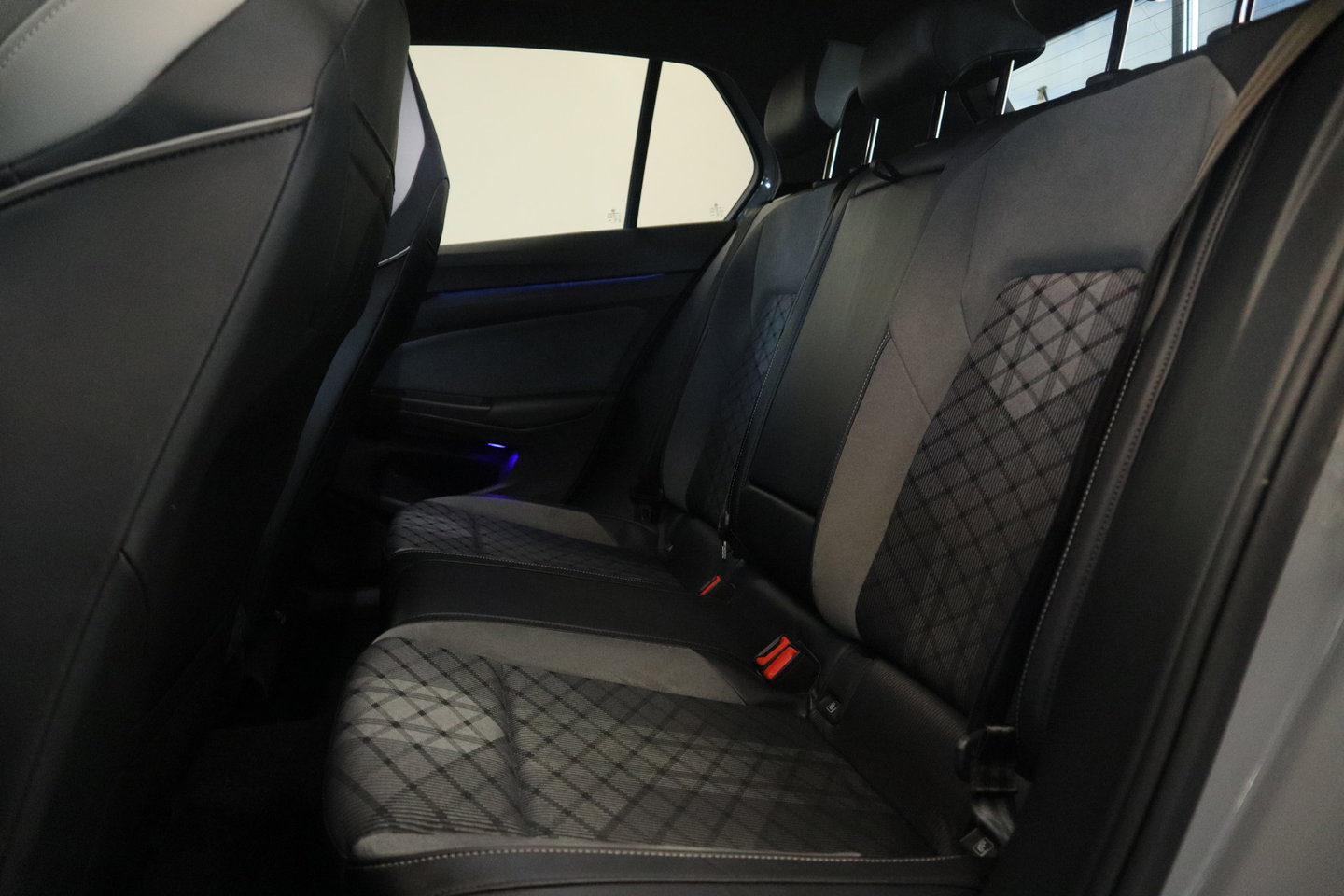 Volkswagen Golf 1.5 eTSI R-Line Business Full-led Navigatie Adaptive-Cruise 24 Maanden garantie* (Vraag naar de voorwaarden)