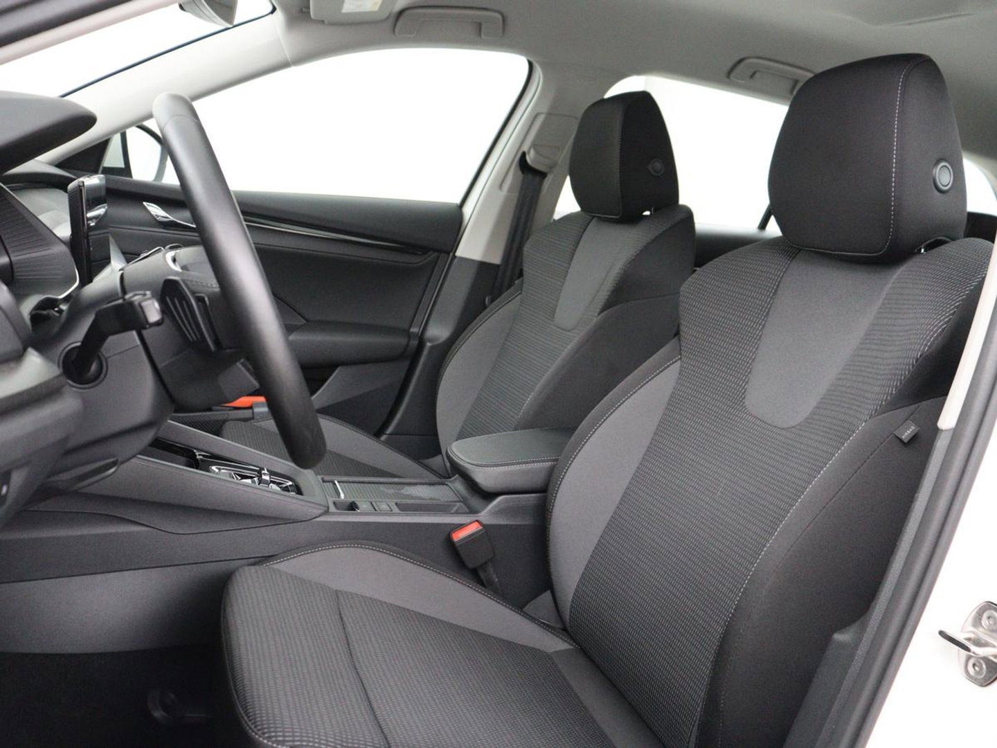 Škoda Octavia 1.0 e-TSI Business Edition | 61.800km NAP | Camera | Carplay | Navigatie | Full LED | Parkeerhulp | Digital Cockpit | Cruise control