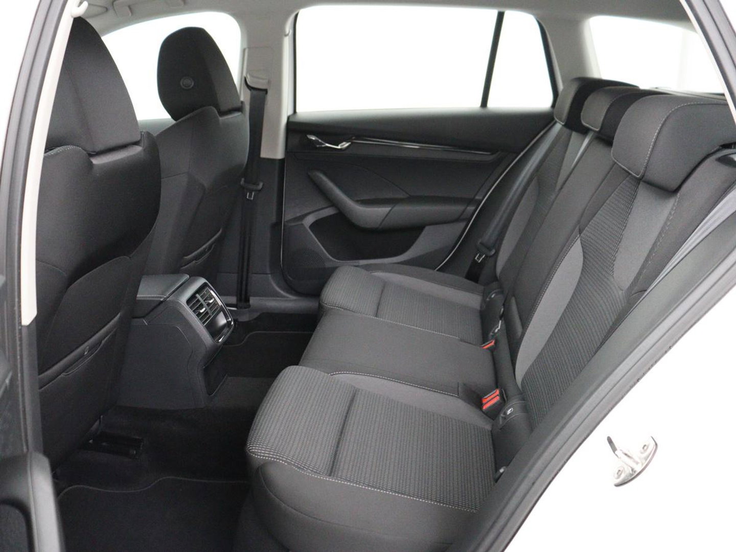 Škoda Octavia 1.0 e-TSI Business Edition | 61.800km NAP | Camera | Carplay | Navigatie | Full LED | Parkeerhulp | Digital Cockpit | Cruise control