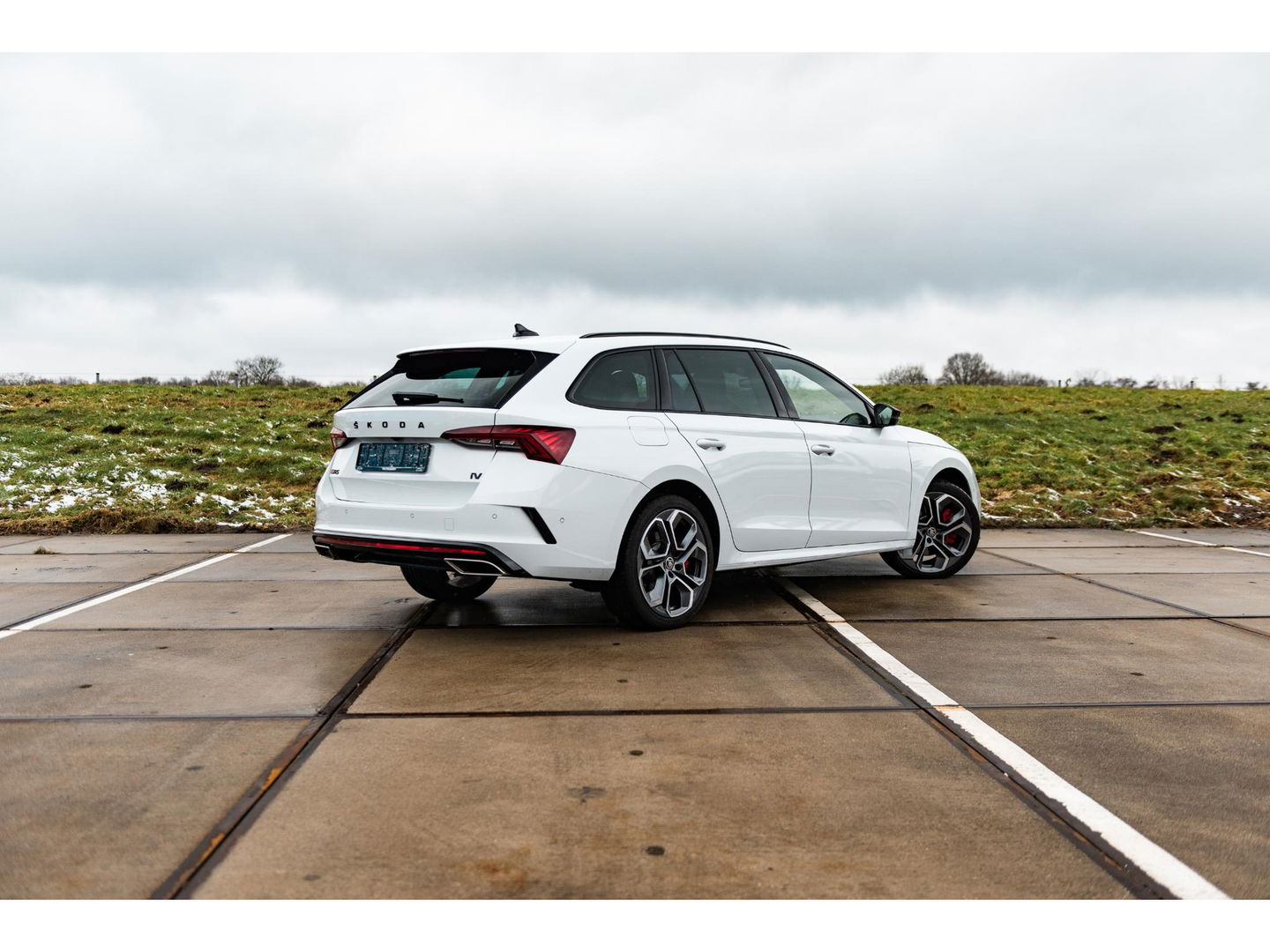 Škoda Octavia Combi 1.4 TSI RS iV PHEV | COMFORT STOELEN | HEAD UP | 19" ALTAIR VELGEN | ADAPTIVE CRUISE