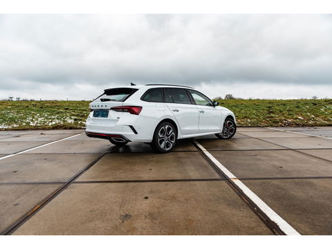Škoda Octavia Combi 1.4 TSI RS iV PHEV | COMFORT STOELEN | HEAD UP | 19" ALTAIR VELGEN | ADAPTIVE CRUISE