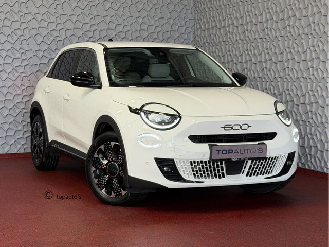 Fiat 600 - 1.2 HYBRID 2025 LA PRIMA LEER MASSAGE ELEK.STOEL CAMERA STOELVERW. ELEK.KLEP 18''LMV CARPLAY ADAP.CRUISE ✅ Top Auto Fiat Wijchen , 30 Jaar ervaring in Fiat , Wij leveren de : Icon / La Prima / Pop / Sport . Urban / Benzine / Hybrid . Met Fabrieksgarantie 