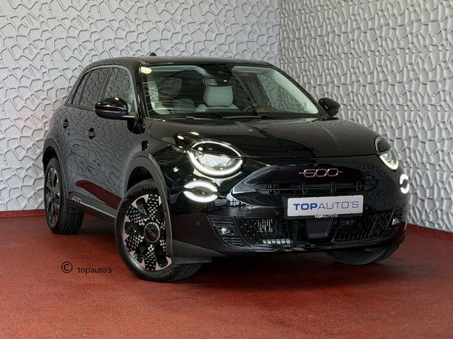 Fiat 600 - 1.2 HYBRID LA PRIMA CAMERA CARPLAY ADAP.CRUISE STOELVERW. ELEK.KLEP LEER MASSAGE ELEK.STOEL 18''LMV ✅ Top Auto Fiat Wijchen , 30 Jaar ervaring in Fiat , Wij leveren de : Icon / La Prima / Pop / Sport . Urban / Benzine / Hybrid . Met Fabrieksgarantie ✅
