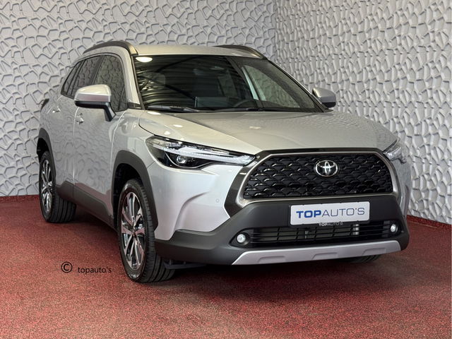 Toyota Corolla Cross - HYBRID 140 STYLE STOEL/STUUR VERW. ELEK.KLEP LED KEYLESS CARPLAY NAVI CAMERA ADAP CRUISE PDC ✅ Top auto's Wijchen. Al 30 Jaar verkoop van Toyota  : Benzine / Hybride / PHEV / HEV / Diverse modellen : Style / Executive / Dynamic / Plus / Business / Sport /