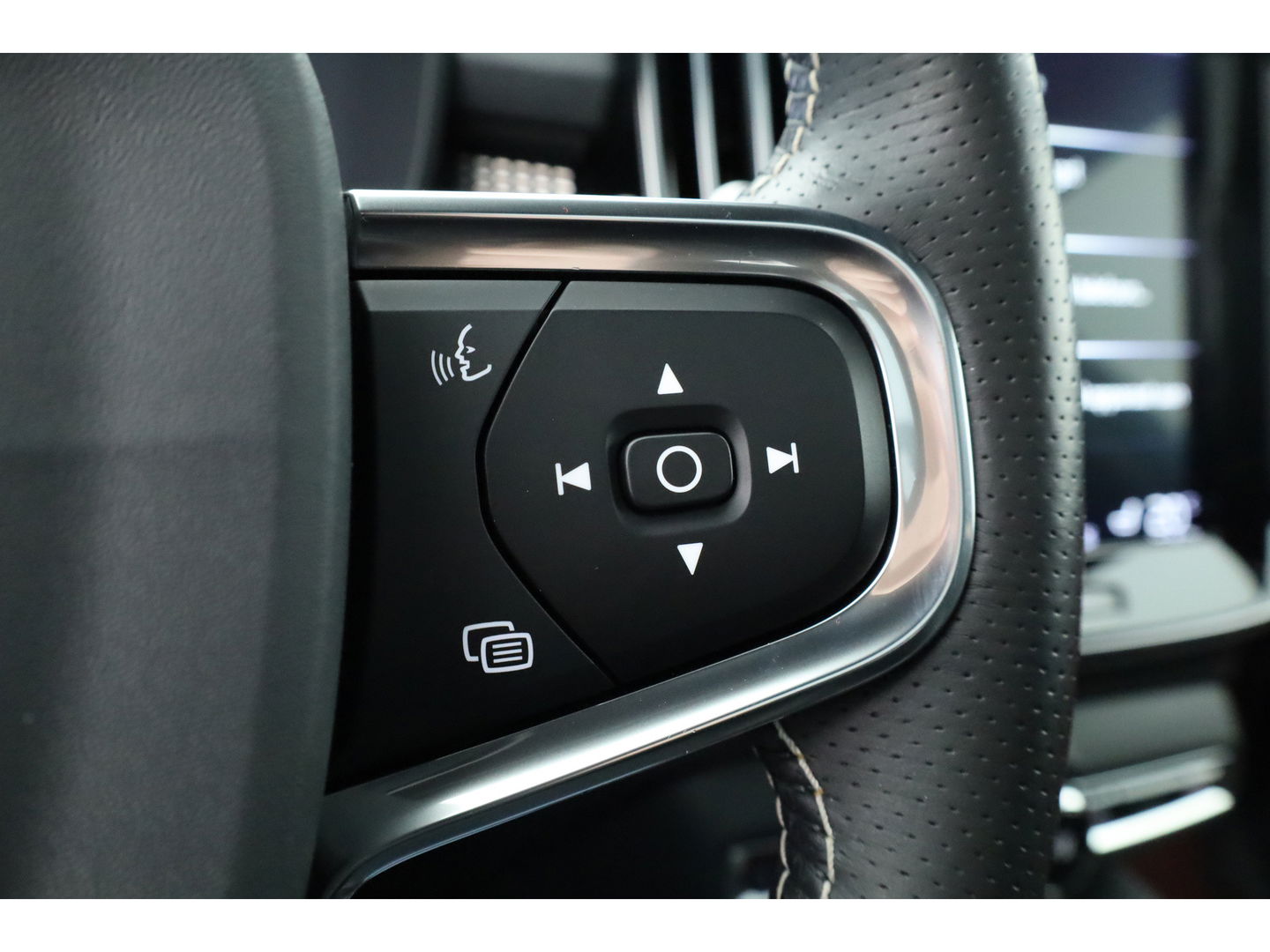 Volvo XC40 2.0 T4 R-Design | Pano | Trekhaak | Lava- interieur | 20 inch | H&K Audio | ACC | Standkachel |