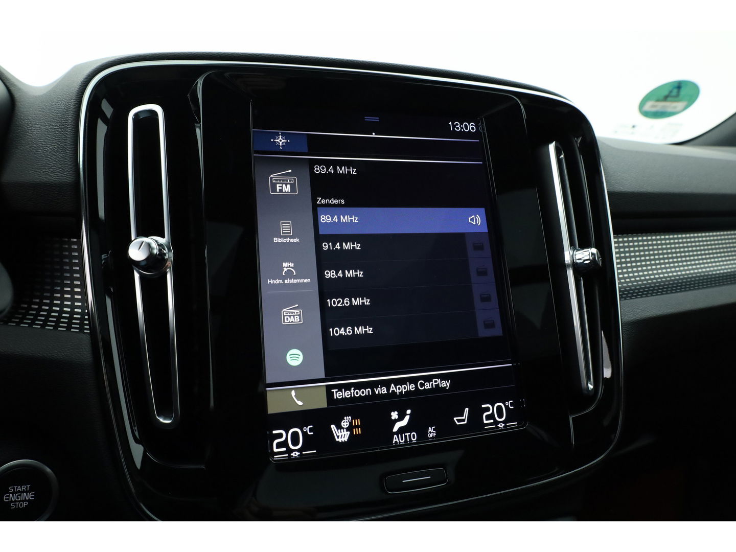 Volvo XC40 2.0 T4 R-Design | Pano | Trekhaak | Lava- interieur | 20 inch | H&K Audio | ACC | Standkachel |