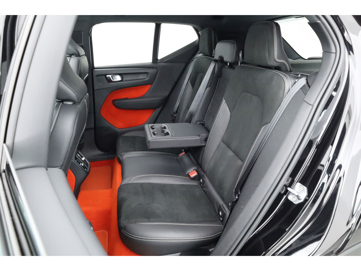 Volvo XC40 2.0 T4 R-Design | Pano | Trekhaak | Lava- interieur | 20 inch | H&K Audio | ACC | Standkachel |