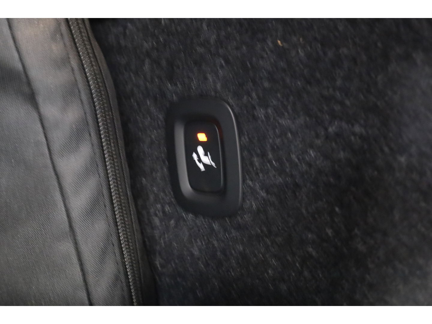 Volvo XC40 2.0 T4 R-Design | Pano | Trekhaak | Lava- interieur | 20 inch | H&K Audio | ACC | Standkachel |