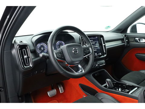 Volvo XC40 2.0 T4 R-Design | Pano | Trekhaak | Lava- interieur | 20 inch | H&K Audio | ACC | Standkachel |