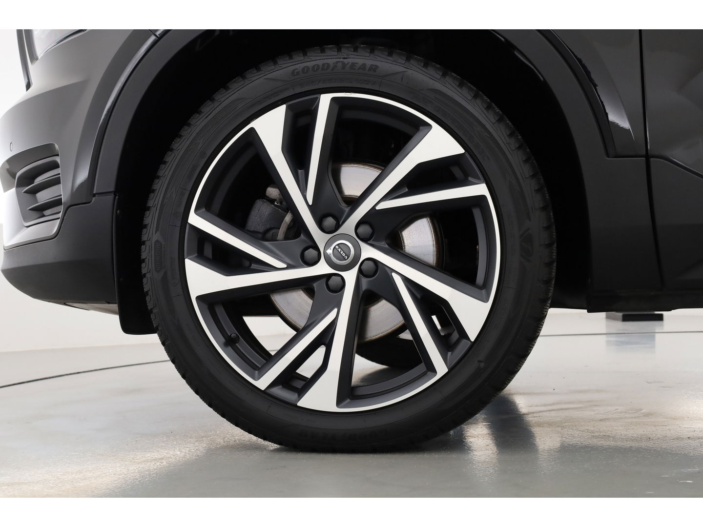 Volvo XC40 2.0 T4 R-Design | Pano | Trekhaak | Lava- interieur | 20 inch | H&K Audio | ACC | Standkachel |