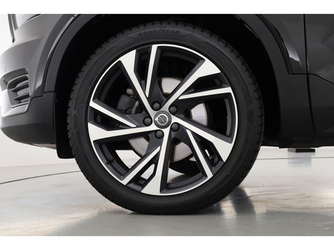 Volvo XC40 2.0 T4 R-Design | Pano | Trekhaak | Lava- interieur | 20 inch | H&K Audio | ACC | Standkachel |