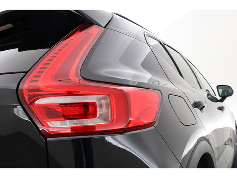 Volvo XC40 2.0 T4 R-Design | Pano | Trekhaak | Lava- interieur | 20 inch | H&K Audio | ACC | Standkachel |