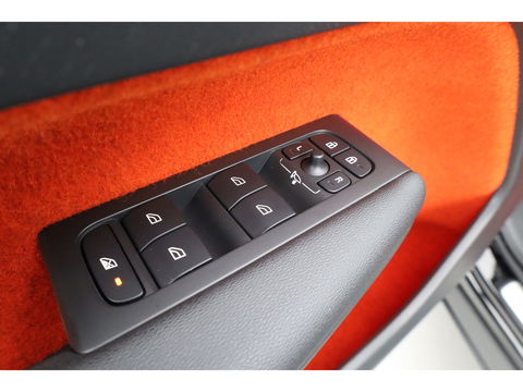 Volvo XC40 2.0 T4 R-Design | Pano | Trekhaak | Lava- interieur | 20 inch | H&K Audio | ACC | Standkachel |