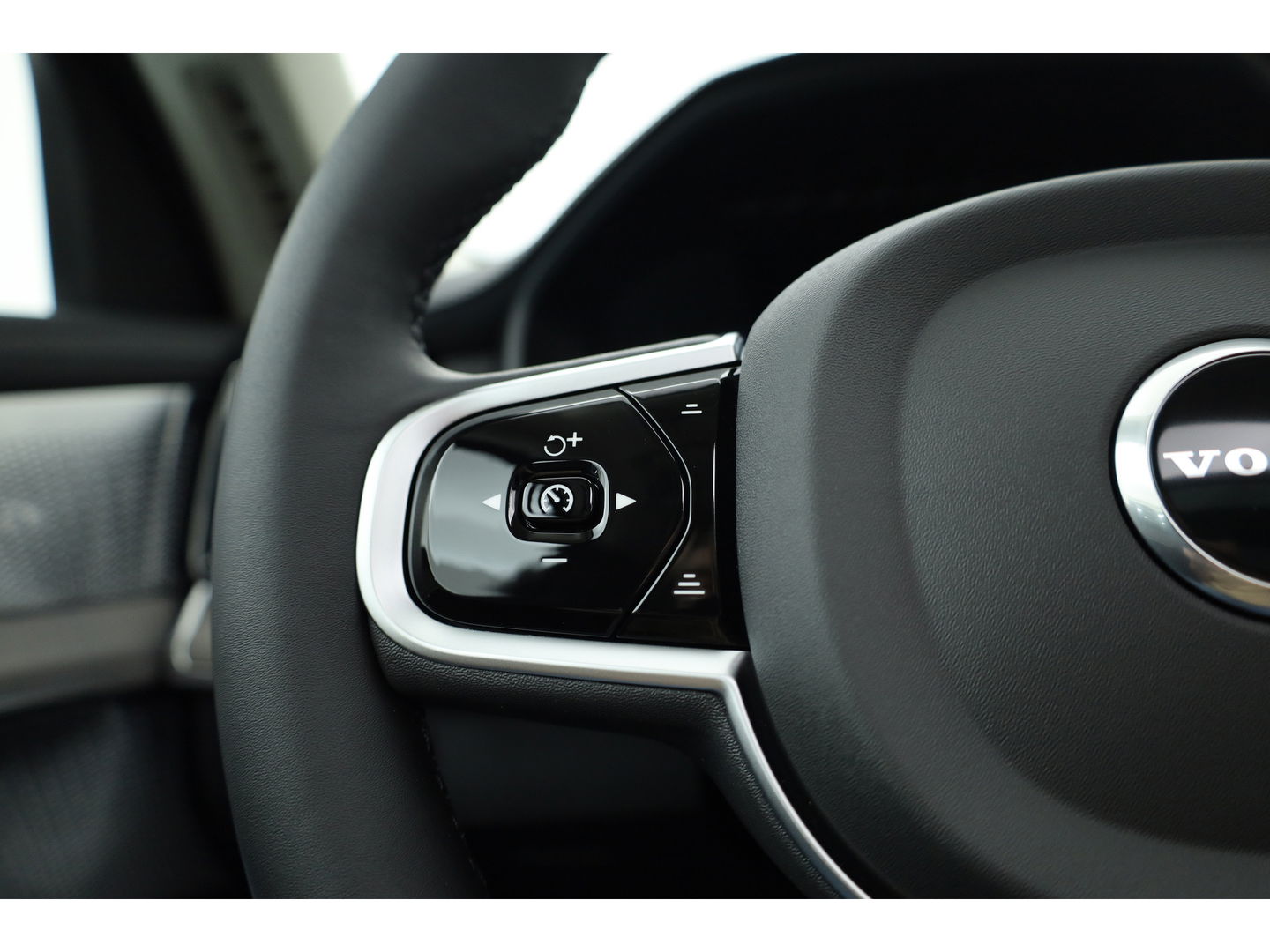 Volvo XC90 2.0 T8 Plug-in hybrid AWD Ultra Dark | Full Option | Luchtvering | B&W  audio | Massage | Pano | HUD | Stoelventilatie | 22'' |