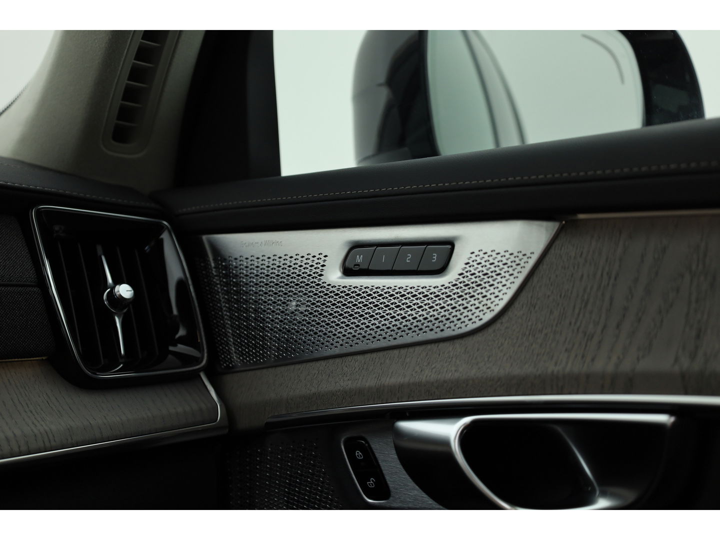 Volvo XC90 2.0 T8 Plug-in hybrid AWD Ultra Dark | Full Option | Luchtvering | B&W  audio | Massage | Pano | HUD | Stoelventilatie | 22'' |