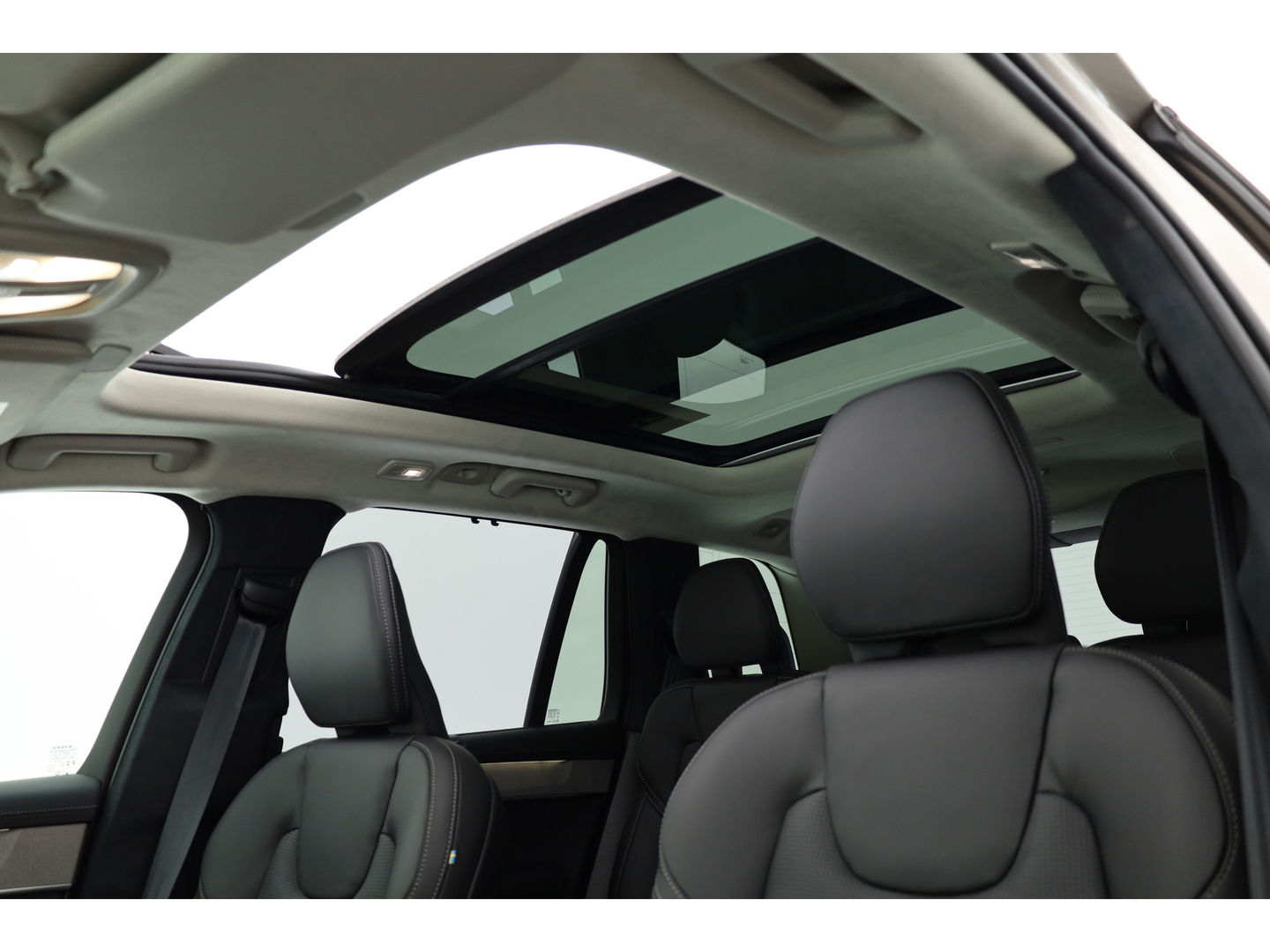 Volvo XC90 2.0 T8 Plug-in hybrid AWD Ultra Dark | Full Option | Luchtvering | B&W  audio | Massage | Pano | HUD | Stoelventilatie | 22'' |