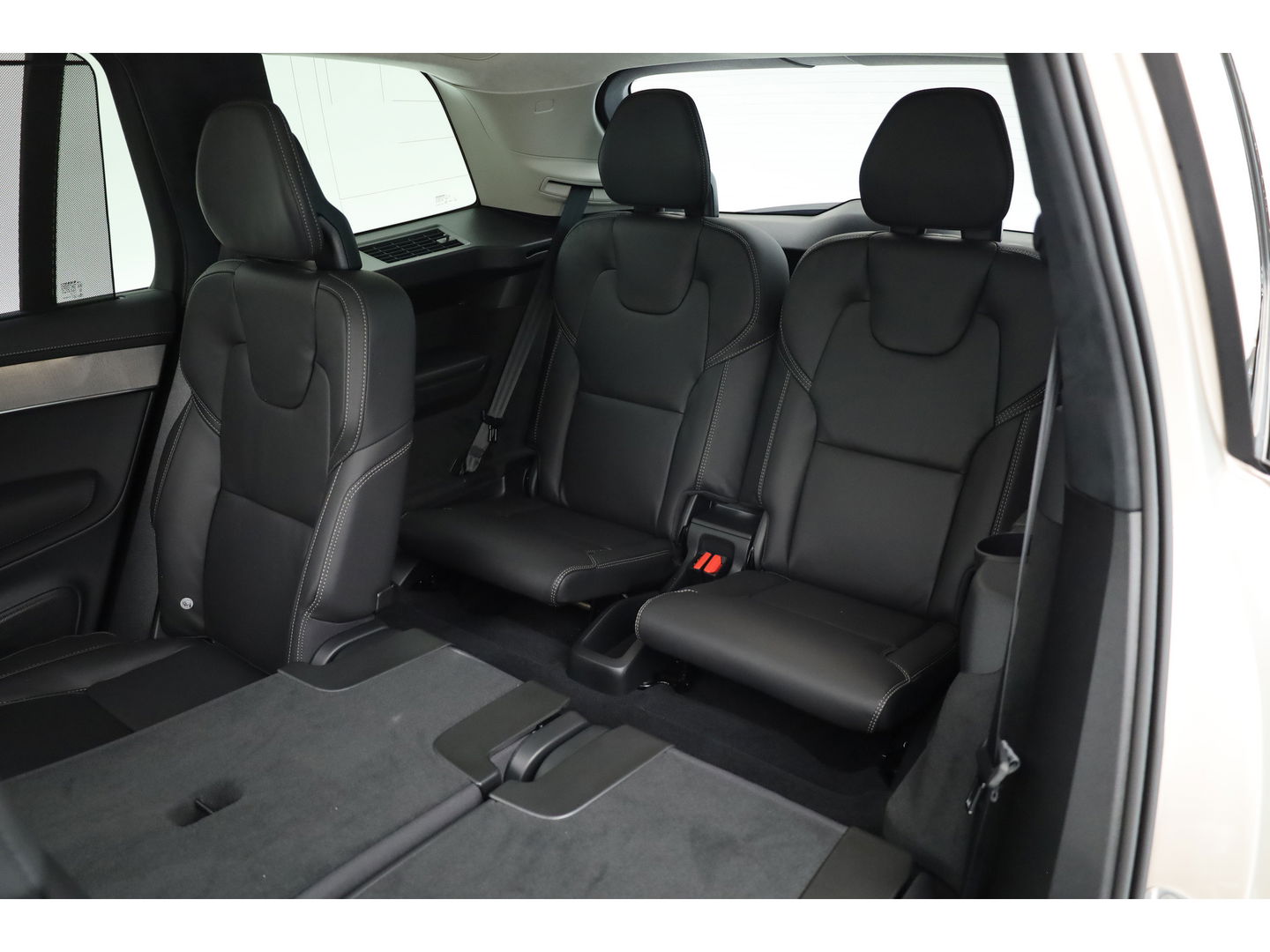 Volvo XC90 2.0 T8 Plug-in hybrid AWD Ultra Dark | Full Option | Luchtvering | B&W  audio | Massage | Pano | HUD | Stoelventilatie | 22'' |