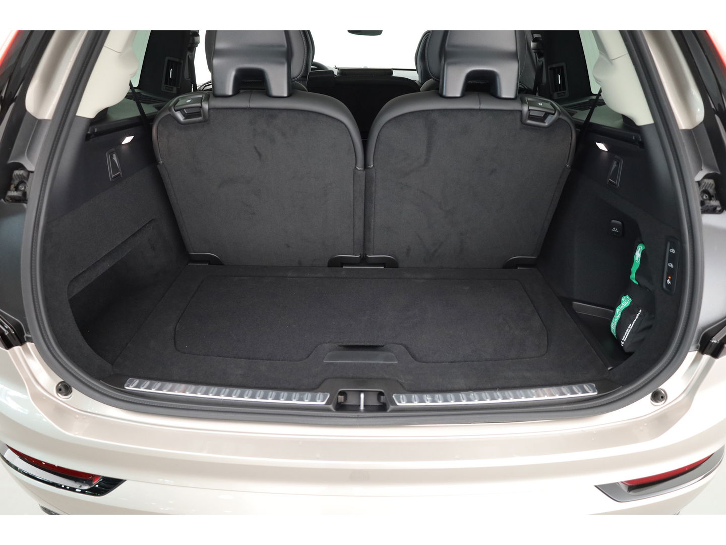 Volvo XC90 2.0 T8 Plug-in hybrid AWD Ultra Dark | Full Option | Luchtvering | B&W  audio | Massage | Pano | HUD | Stoelventilatie | 22'' |