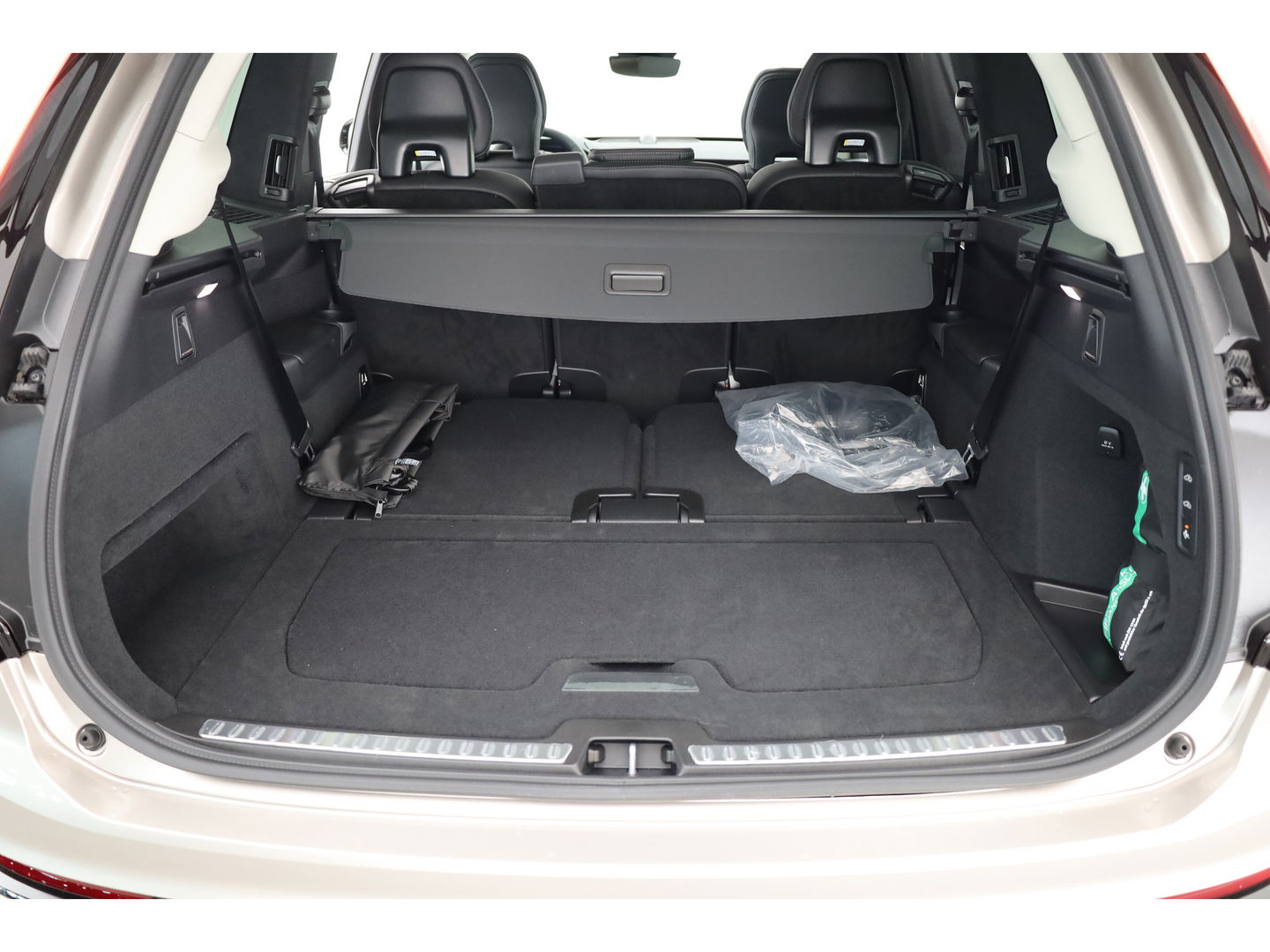 Volvo XC90 2.0 T8 Plug-in hybrid AWD Ultra Dark | Full Option | Luchtvering | B&W  audio | Massage | Pano | HUD | Stoelventilatie | 22'' |