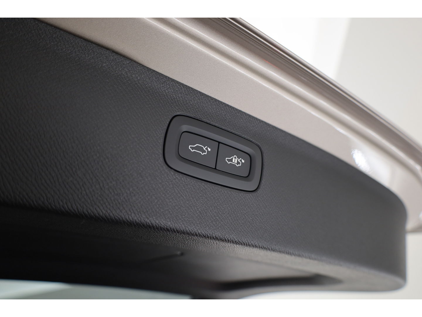 Volvo XC90 2.0 T8 Plug-in hybrid AWD Ultra Dark | Full Option | Luchtvering | B&W  audio | Massage | Pano | HUD | Stoelventilatie | 22'' |