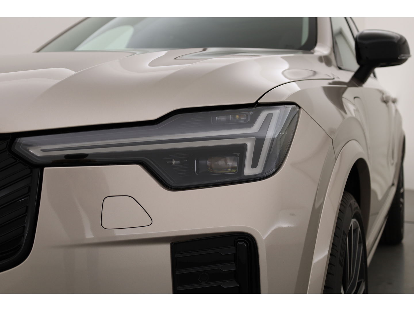 Volvo XC90 2.0 T8 Plug-in hybrid AWD Ultra Dark | Full Option | Luchtvering | B&W  audio | Massage | Pano | HUD | Stoelventilatie | 22'' |