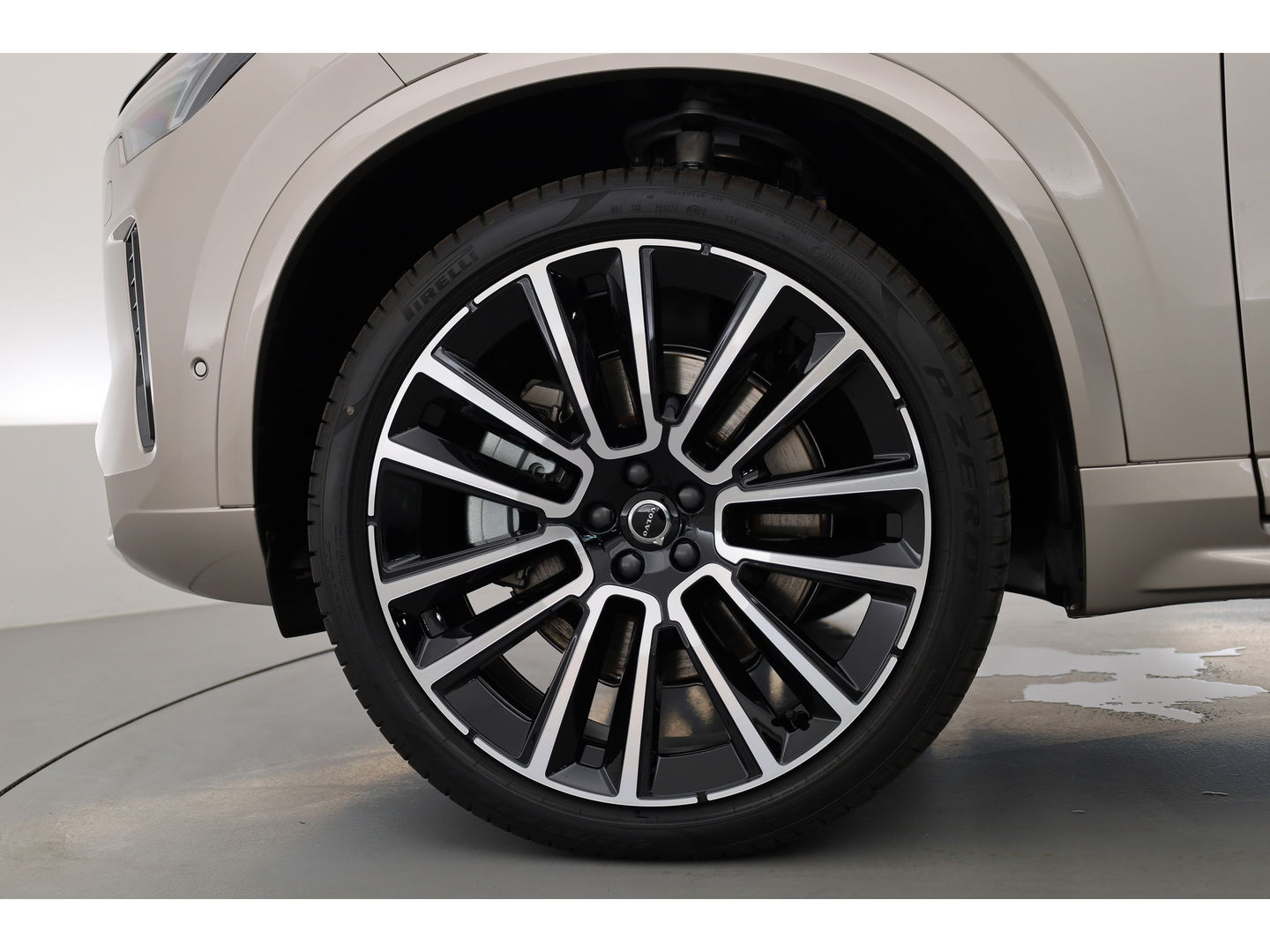 Volvo XC90 2.0 T8 Plug-in hybrid AWD Ultra Dark | Full Option | Luchtvering | B&W  audio | Massage | Pano | HUD | Stoelventilatie | 22'' |