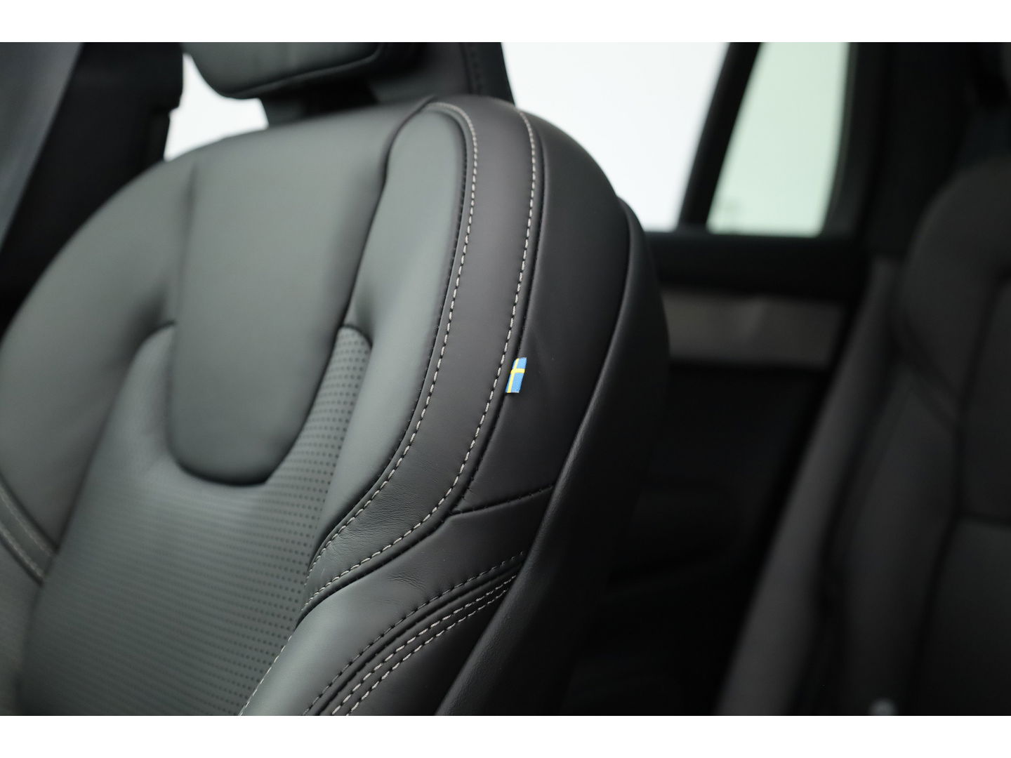 Volvo XC90 2.0 T8 Plug-in hybrid AWD Ultra Dark | Full Option | Luchtvering | B&W  audio | Massage | Pano | HUD | Stoelventilatie | 22'' |