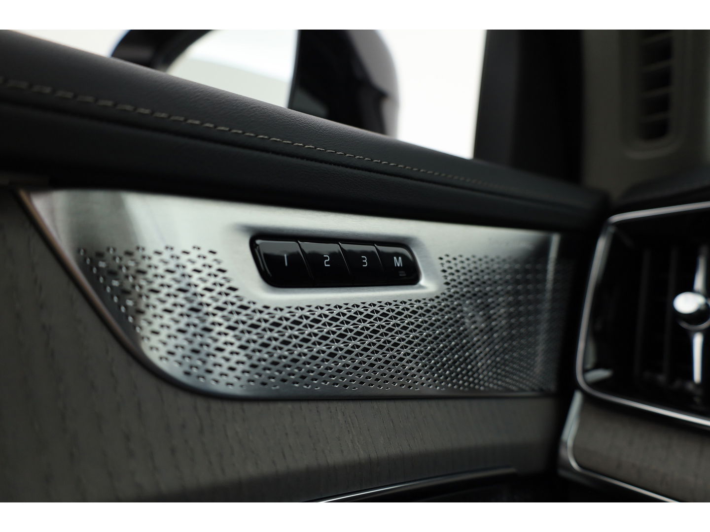 Volvo XC90 2.0 T8 Plug-in hybrid AWD Ultra Dark | Full Option | Luchtvering | B&W  audio | Massage | Pano | HUD | Stoelventilatie | 22'' |