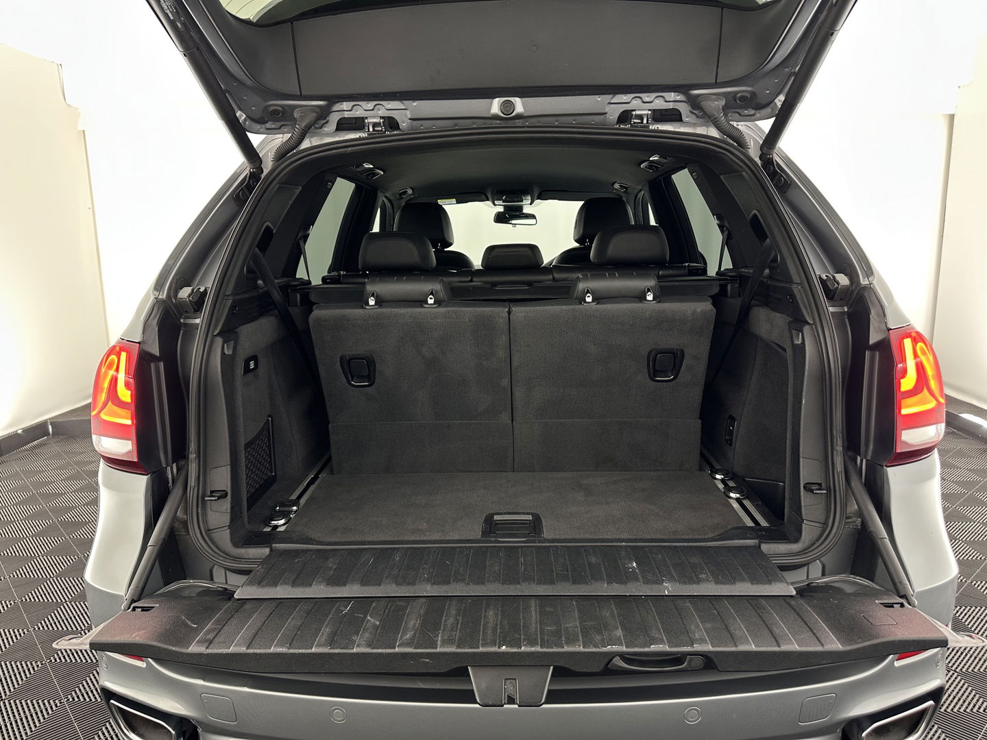 BMW X5 xDrive40d *Right-Hand-Drive* M-Sportpack High Executive [ 7-Pers. ] Aut. *LEATHER | XENON | MEMORY-PACK | HEATED-SPORTSEATS | NAVI-FULLMAP | SHIFTPADDLES | PRIVACYGLASS | ECC | TOWBAR | PDC | CRUISE | 20''ALU*