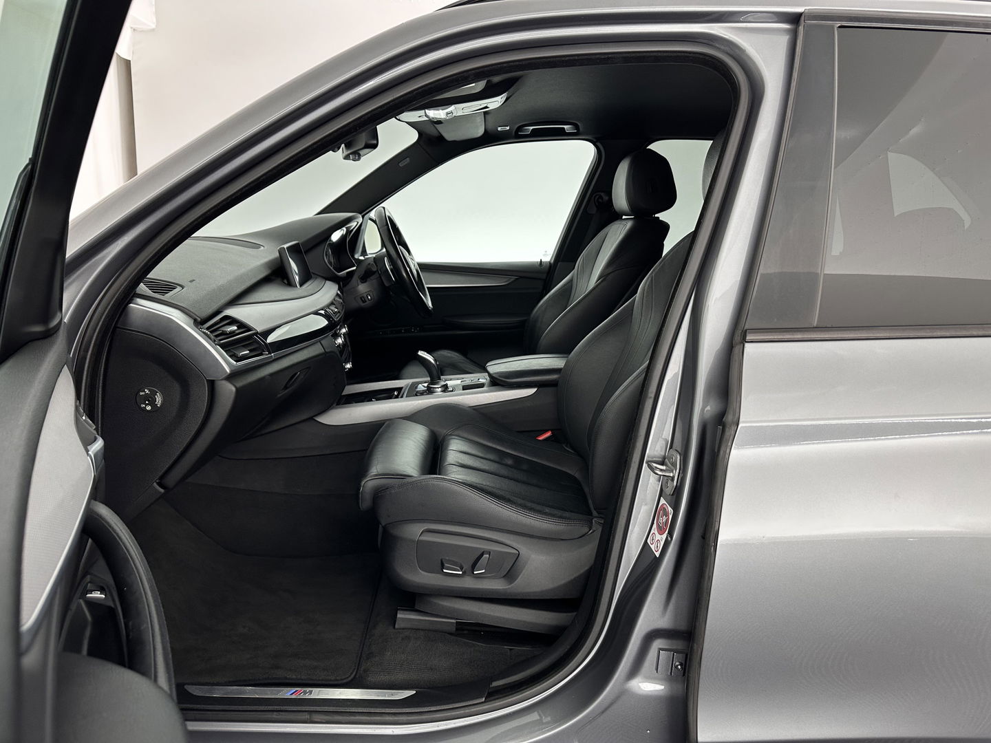 BMW X5 xDrive40d *Right-Hand-Drive* M-Sportpack High Executive [ 7-Pers. ] Aut. *LEATHER | XENON | MEMORY-PACK | HEATED-SPORTSEATS | NAVI-FULLMAP | SHIFTPADDLES | PRIVACYGLASS | ECC | TOWBAR | PDC | CRUISE | 20''ALU*