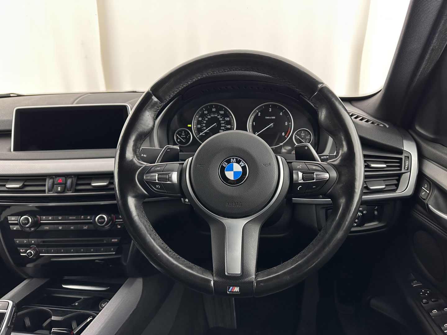 BMW X5 xDrive40d *Right-Hand-Drive* M-Sportpack High Executive [ 7-Pers. ] Aut. *LEATHER | XENON | MEMORY-PACK | HEATED-SPORTSEATS | NAVI-FULLMAP | SHIFTPADDLES | PRIVACYGLASS | ECC | TOWBAR | PDC | CRUISE | 20''ALU*