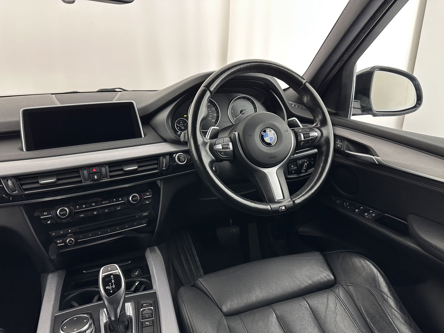 BMW X5 xDrive40d *Right-Hand-Drive* M-Sportpack High Executive [ 7-Pers. ] Aut. *LEATHER | XENON | MEMORY-PACK | HEATED-SPORTSEATS | NAVI-FULLMAP | SHIFTPADDLES | PRIVACYGLASS | ECC | TOWBAR | PDC | CRUISE | 20''ALU*