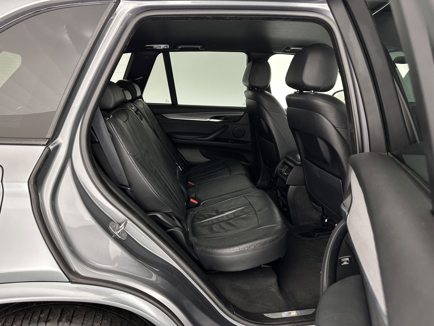 BMW X5 xDrive40d *Right-Hand-Drive* M-Sportpack High Executive [ 7-Pers. ] Aut. *LEATHER | XENON | MEMORY-PACK | HEATED-SPORTSEATS | NAVI-FULLMAP | SHIFTPADDLES | PRIVACYGLASS | ECC | TOWBAR | PDC | CRUISE | 20''ALU*