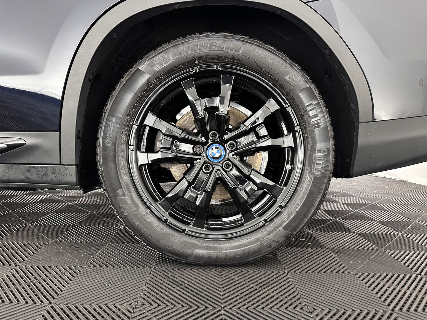 BMW iX3 High Executive 80 kWh [ 3-Fase-11kW ] {SOH-96%} (INCL-BTW) Aut. *PANO | LEATHER | HARMAN/KARDON | FULL-LED | BLINDSPOT | MEMORY-PACK | DIGI-COCKPIT | HEATED-SPORTSEATS | KEYLESS | TOPVIEW | DAB+ | NAVI-FULLMAP | HEAD-UP | PRIVACY-GLASS |