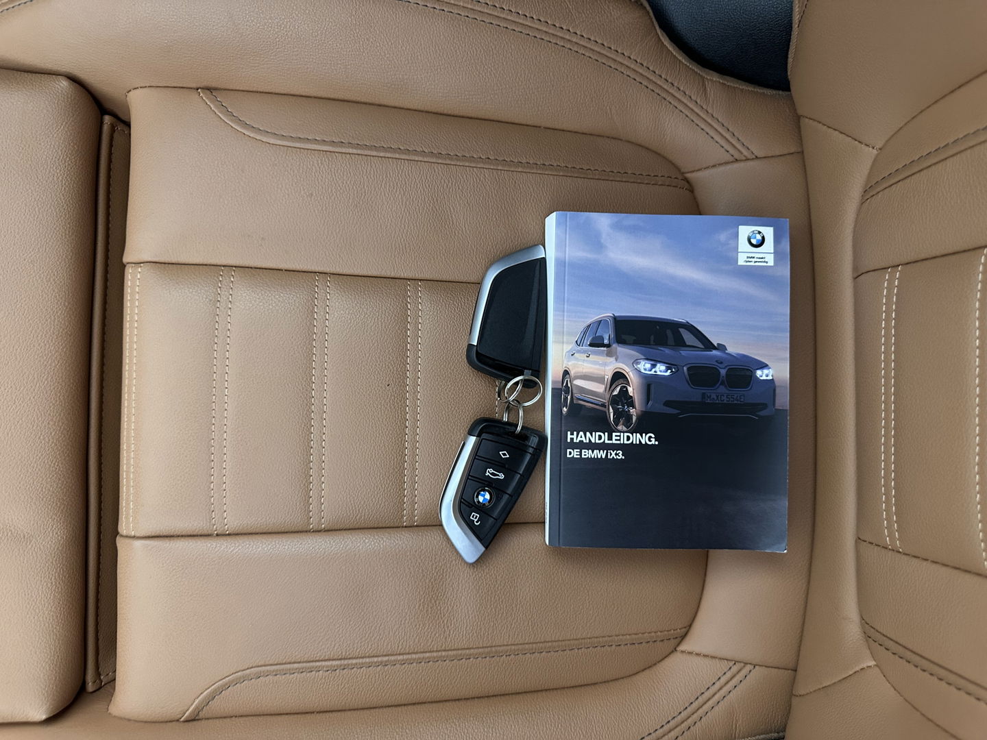 BMW iX3 High Executive 80 kWh [ 3-Fase-11kW ] {SOH-96%} (INCL-BTW) Aut. *PANO | LEATHER | HARMAN/KARDON | FULL-LED | BLINDSPOT | MEMORY-PACK | DIGI-COCKPIT | HEATED-SPORTSEATS | KEYLESS | TOPVIEW | DAB+ | NAVI-FULLMAP | HEAD-UP | PRIVACY-GLASS |