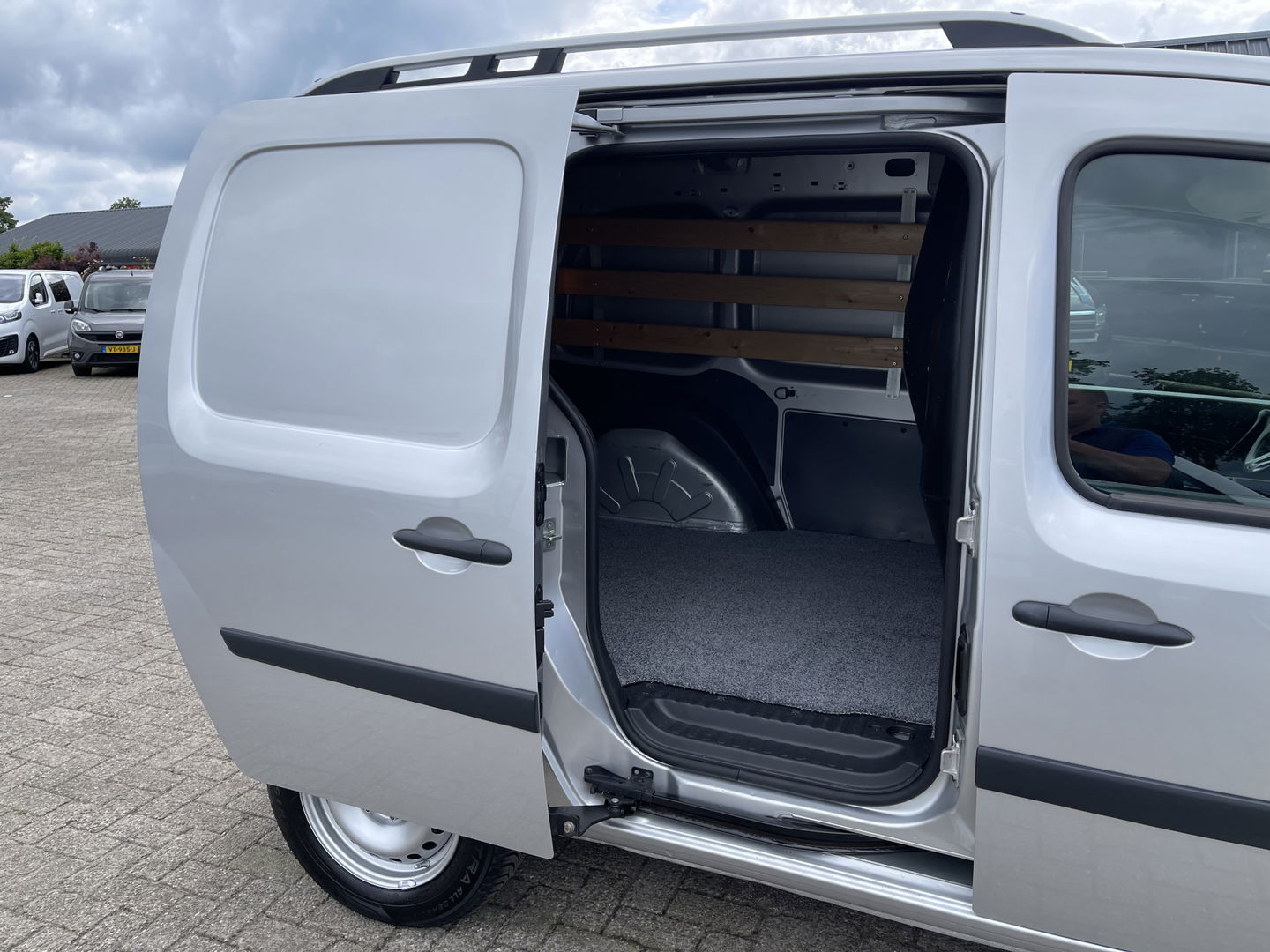Renault Kangoo Express 1.5 dCi 75 Express Comfort / vaste prijs rijklaar € 8.950 marge ( btw vrij ) / lease vanaf € 238 / airco / cruise / navi / zilver metallic / trekhaak / dakrails