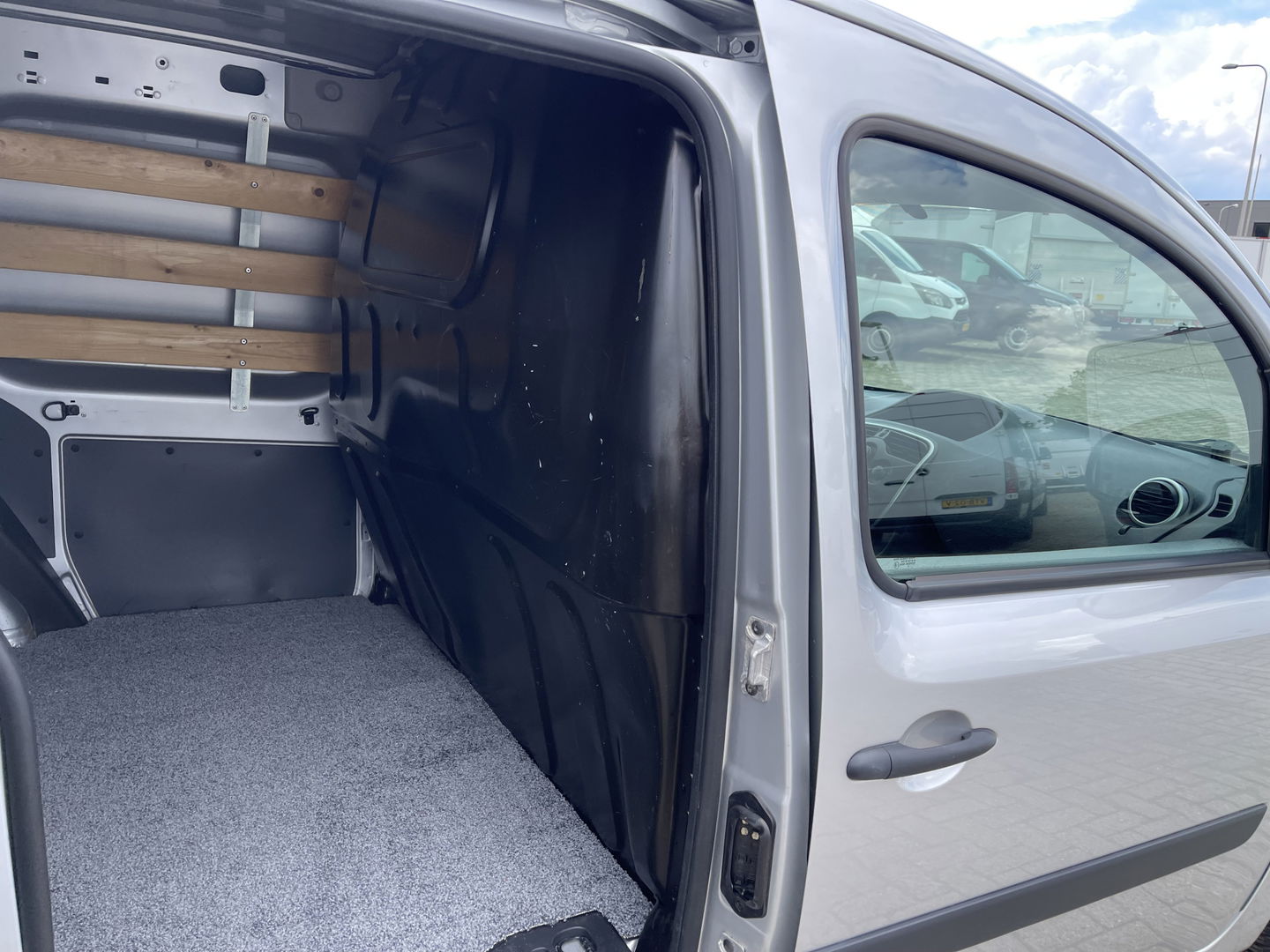 Renault Kangoo Express 1.5 dCi 75 Express Comfort / vaste prijs rijklaar € 8.950 marge ( btw vrij ) / lease vanaf € 238 / airco / cruise / navi / zilver metallic / trekhaak / dakrails