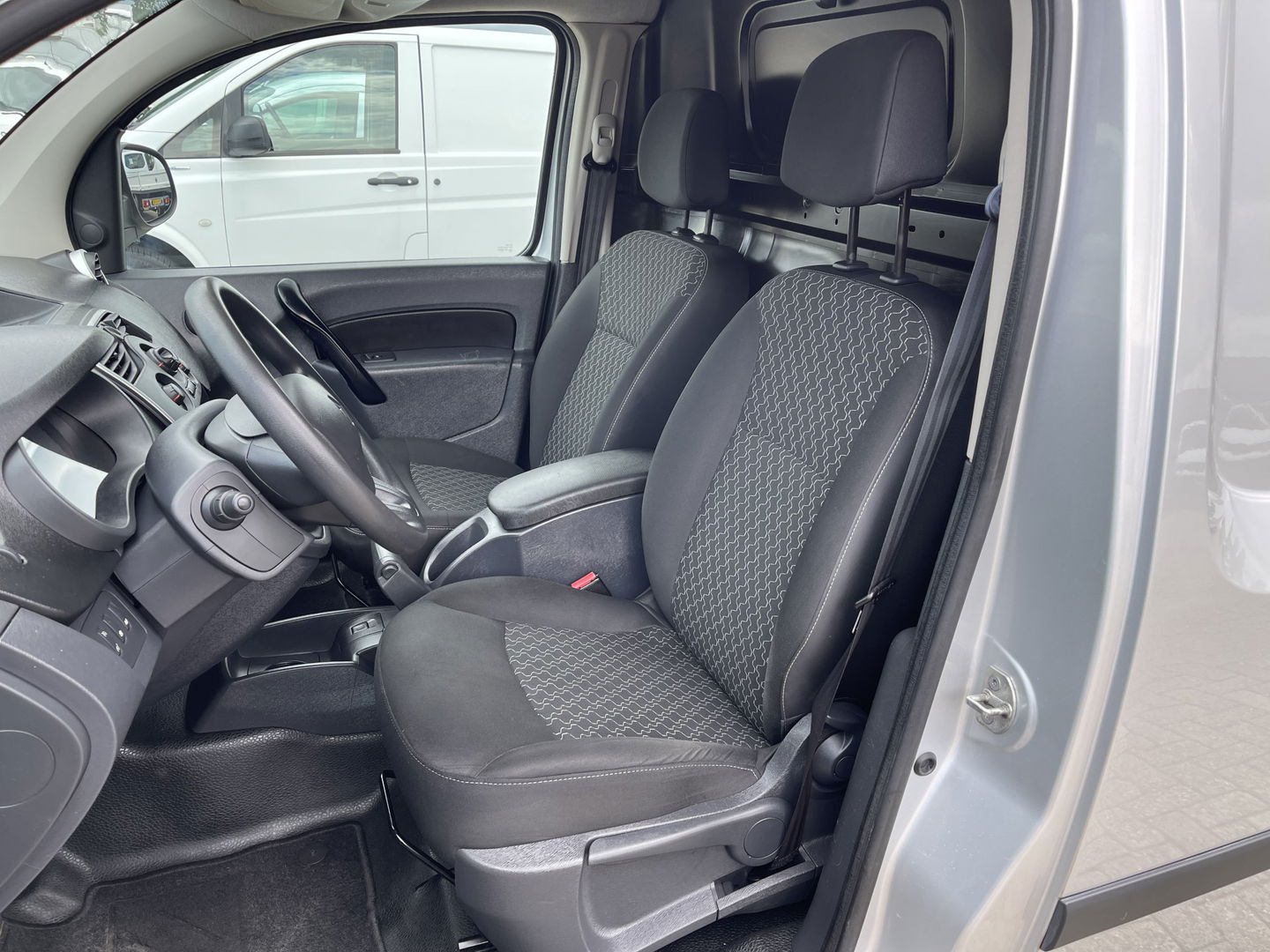 Renault Kangoo Express 1.5 dCi 75 Express Comfort / vaste prijs rijklaar € 8.950 marge ( btw vrij ) / lease vanaf € 238 / airco / cruise / navi / zilver metallic / trekhaak / dakrails