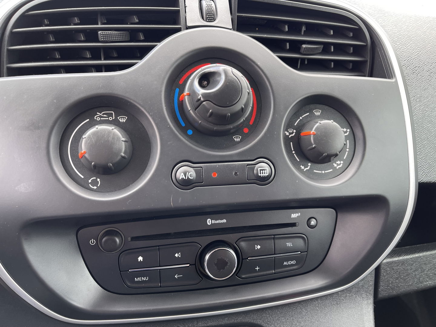 Renault Kangoo Express 1.5 dCi 75 Express Comfort / vaste prijs rijklaar € 8.950 marge ( btw vrij ) / lease vanaf € 238 / airco / cruise / navi / zilver metallic / trekhaak / dakrails