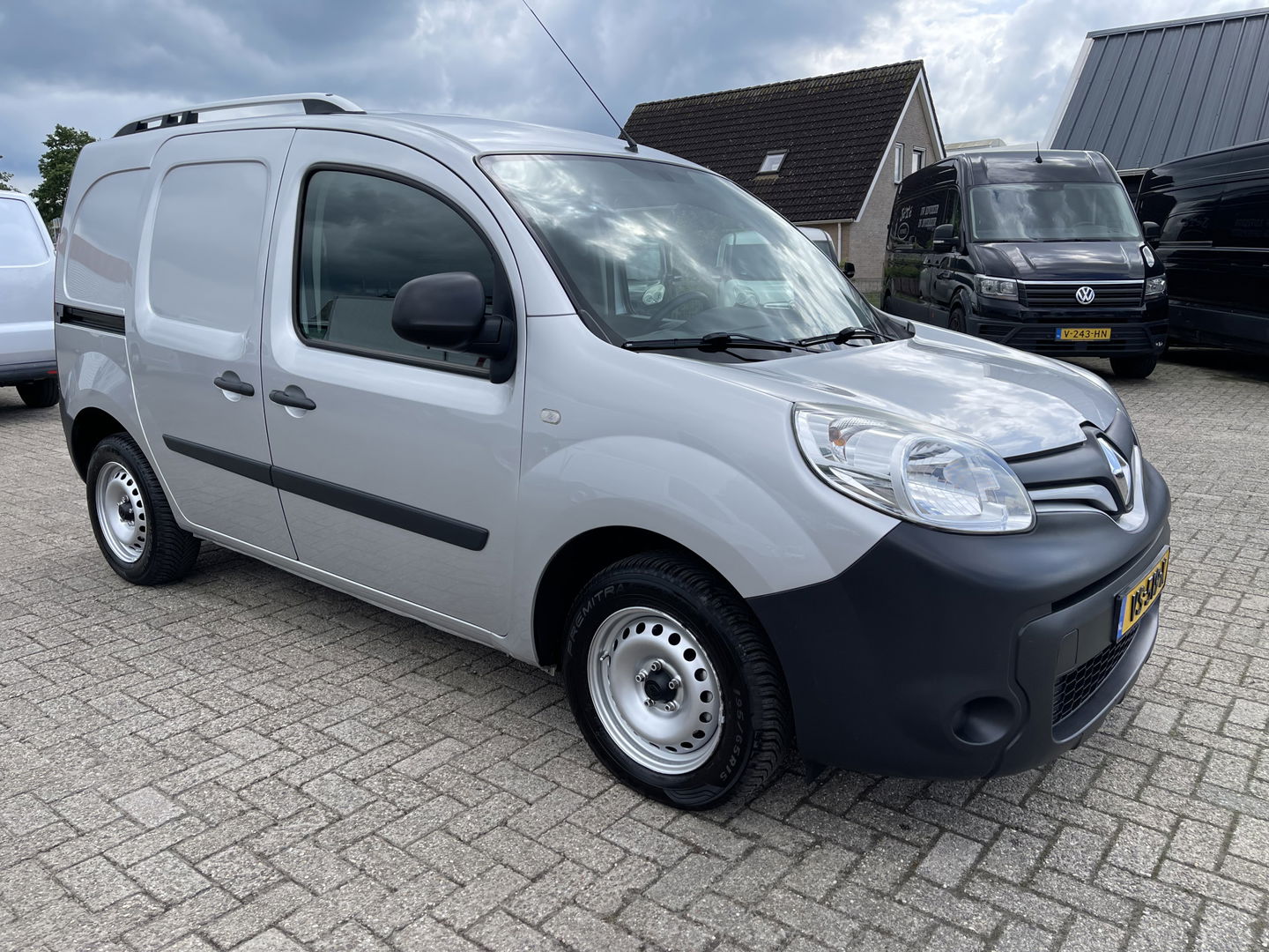 Renault Kangoo Express 1.5 dCi 75 Express Comfort / vaste prijs rijklaar € 8.950 marge ( btw vrij ) / lease vanaf € 238 / airco / cruise / navi / zilver metallic / trekhaak / dakrails
