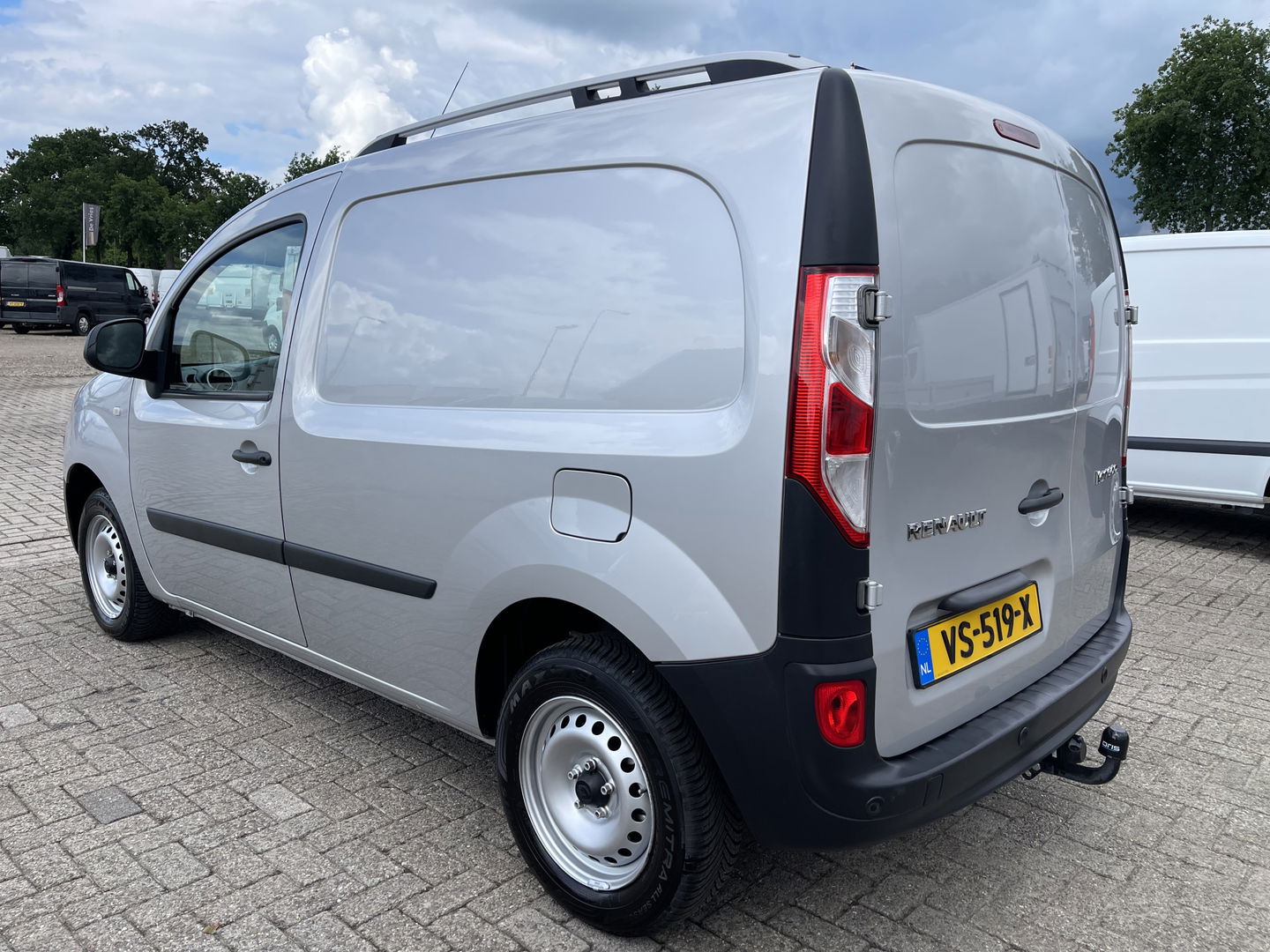 Renault Kangoo Express 1.5 dCi 75 Express Comfort / vaste prijs rijklaar € 8.950 marge ( btw vrij ) / lease vanaf € 238 / airco / cruise / navi / zilver metallic / trekhaak / dakrails