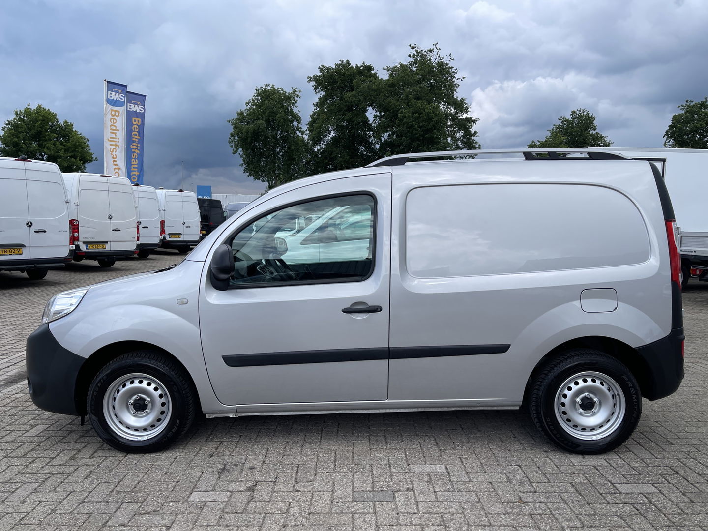 Renault Kangoo Express 1.5 dCi 75 Express Comfort / vaste prijs rijklaar € 8.950 marge ( btw vrij ) / lease vanaf € 238 / airco / cruise / navi / zilver metallic / trekhaak / dakrails