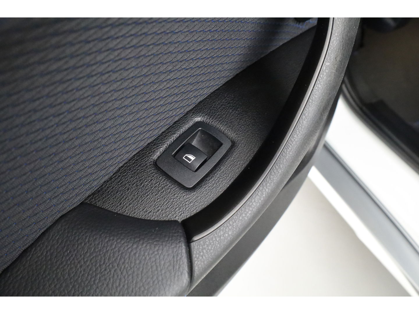 BMW X2 sDrive18i M Sport | Cruise Control | Trekhaak | Stoel- stuurverw. | Camera+PDC | Navi | 19'' | LED