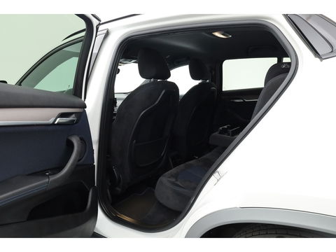 BMW X2 sDrive18i M Sport | Cruise Control | Trekhaak | Stoel- stuurverw. | Camera+PDC | Navi | 19'' | LED