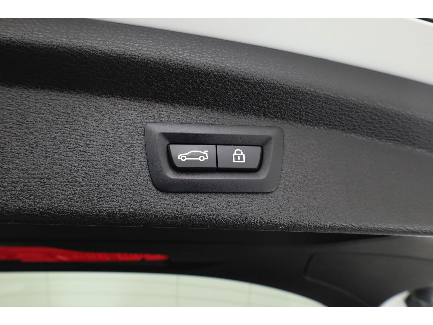 BMW X2 sDrive18i M Sport | Cruise Control | Trekhaak | Stoel- stuurverw. | Camera+PDC | Navi | 19'' | LED