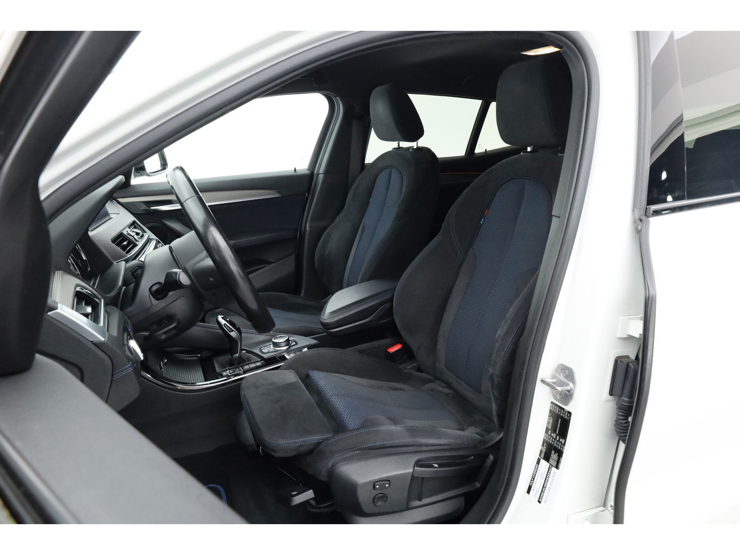 BMW X2 sDrive18i M Sport | Cruise Control | Trekhaak | Stoel- stuurverw. | Camera+PDC | Navi | 19'' | LED
