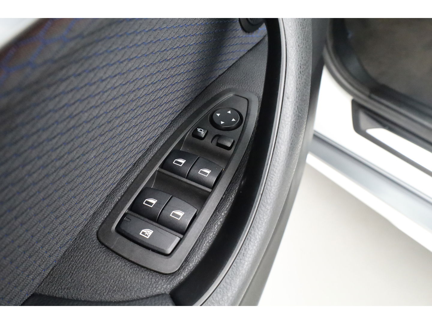 BMW X2 sDrive18i M Sport | Cruise Control | Trekhaak | Stoel- stuurverw. | Camera+PDC | Navi | 19'' | LED