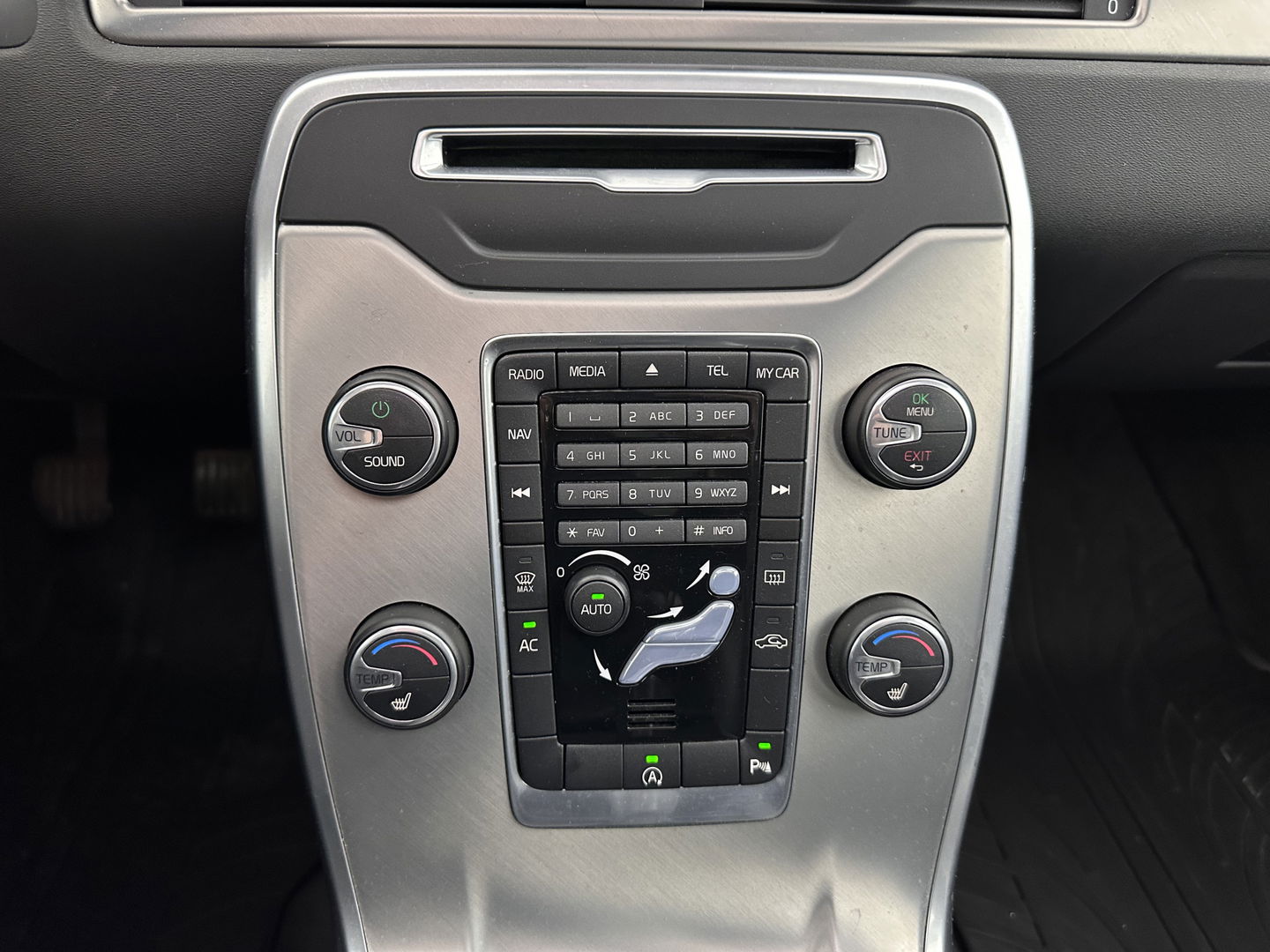 Volvo V70 1.6 D2 Nordic+ *PANO | LEATHER | XENON | MEMORY-PACK | COMFORT-SEATS | NAVI-FULLMAP | ECC | PDC | CRUISE | 17''ALU*