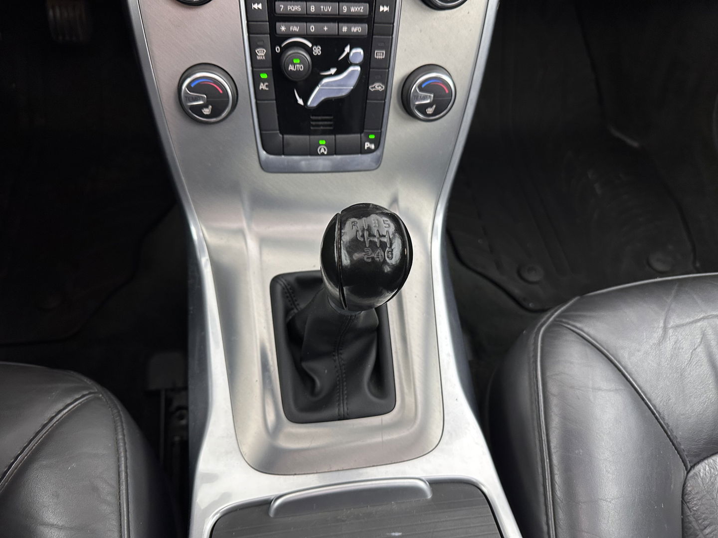 Volvo V70 1.6 D2 Nordic+ *PANO | LEATHER | XENON | MEMORY-PACK | COMFORT-SEATS | NAVI-FULLMAP | ECC | PDC | CRUISE | 17''ALU*